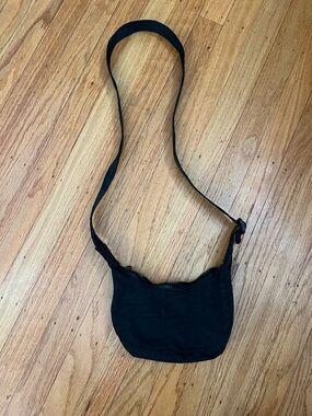 BAGGU OU Exclusive Mini black crescent bag